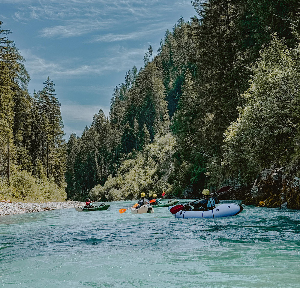 Packrafters peddelen op de rivier de Lech in de Lechvallei, Oostenrijk 5-daagse packraft tocht