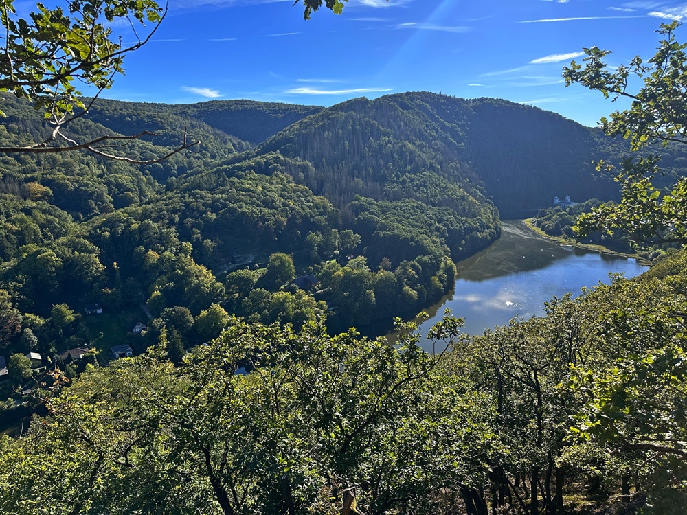 Landschap van de Eifel-regio tijdens een packraft-avontuur