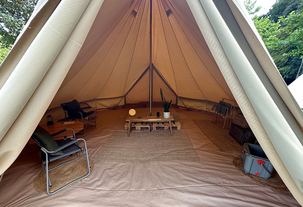 Glampingtent-accommodatie tijdens een packraft-trail in Duitsland