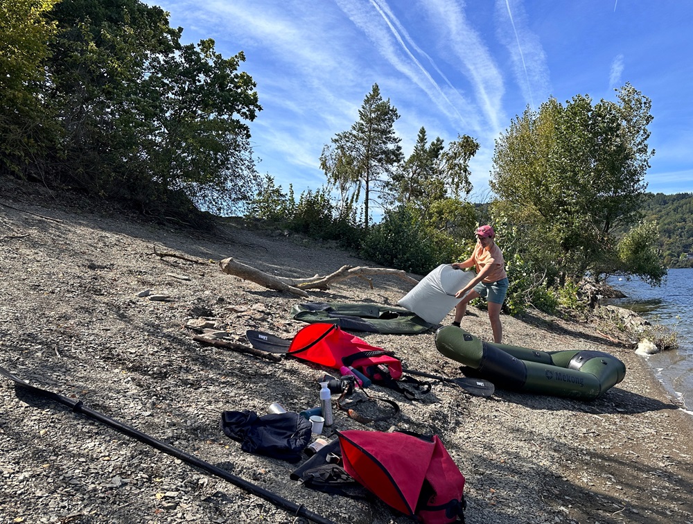 Een packraft opblazen aan de oever van het meer tijdens een packraft-avontuur in de Duitse Eifel