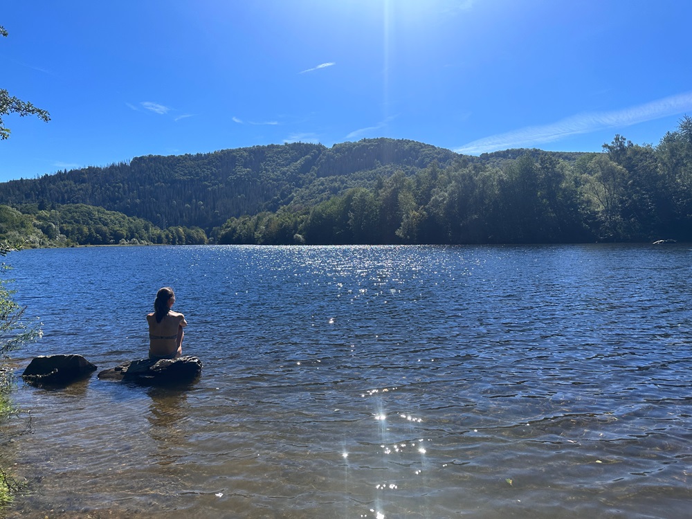 Ontspannen aan het meer tijdens een packraft-avontuur in de Duitse Eifel
